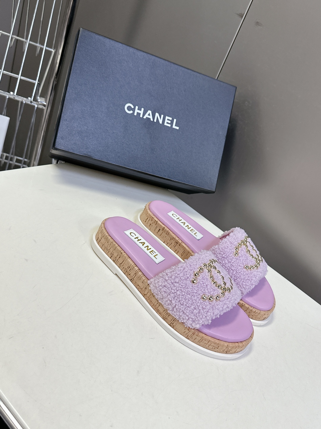  CHANEL香奈儿春夏沙滩厚底双C拖鞋 
  被各大博主点名沙滩拖鞋真的是超级爱了，简约的设计加上双C