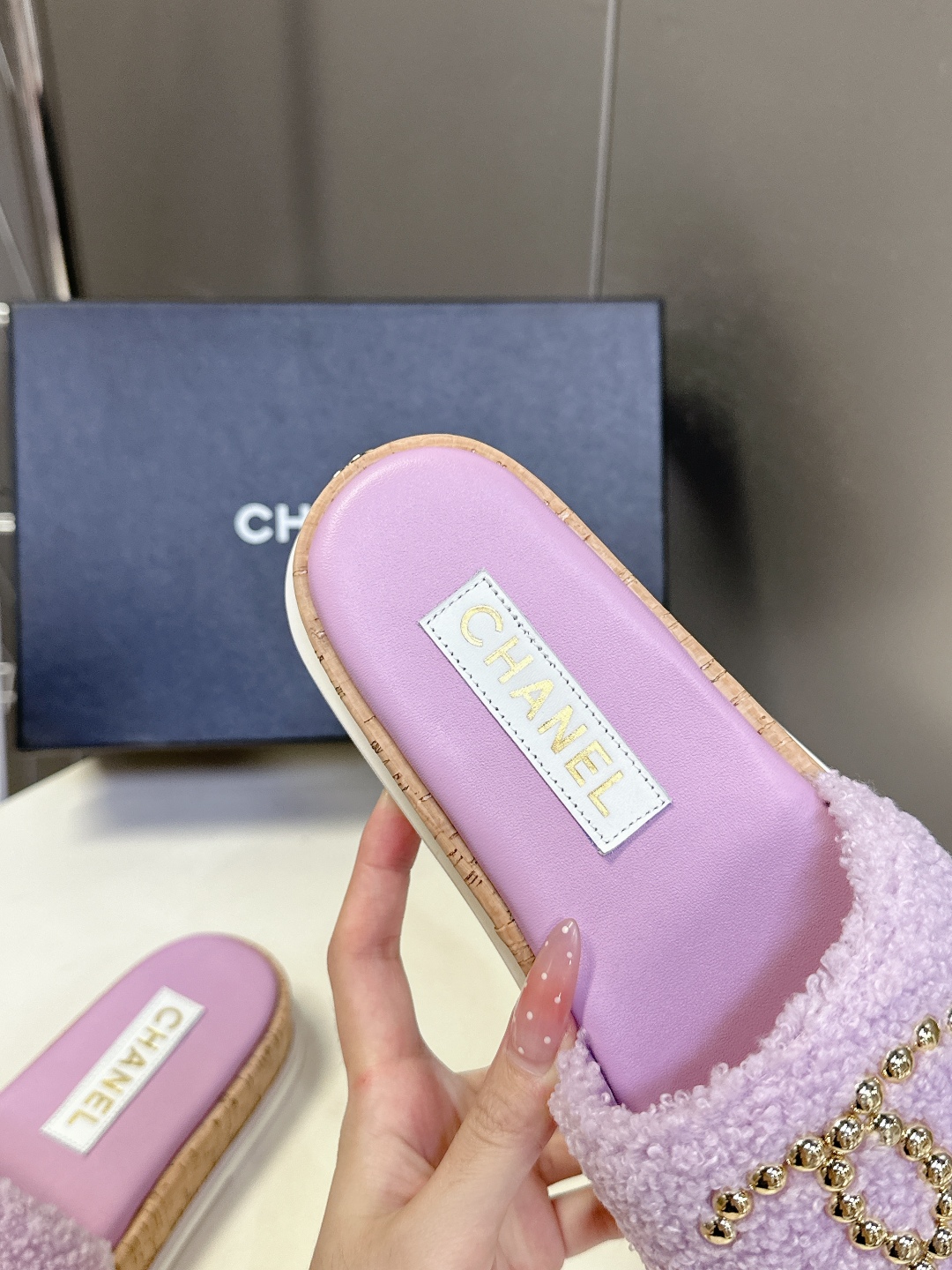  CHANEL香奈儿春夏沙滩厚底双C拖鞋 
  被各大博主点名沙滩拖鞋真的是超级爱了，简约的设计加上双C