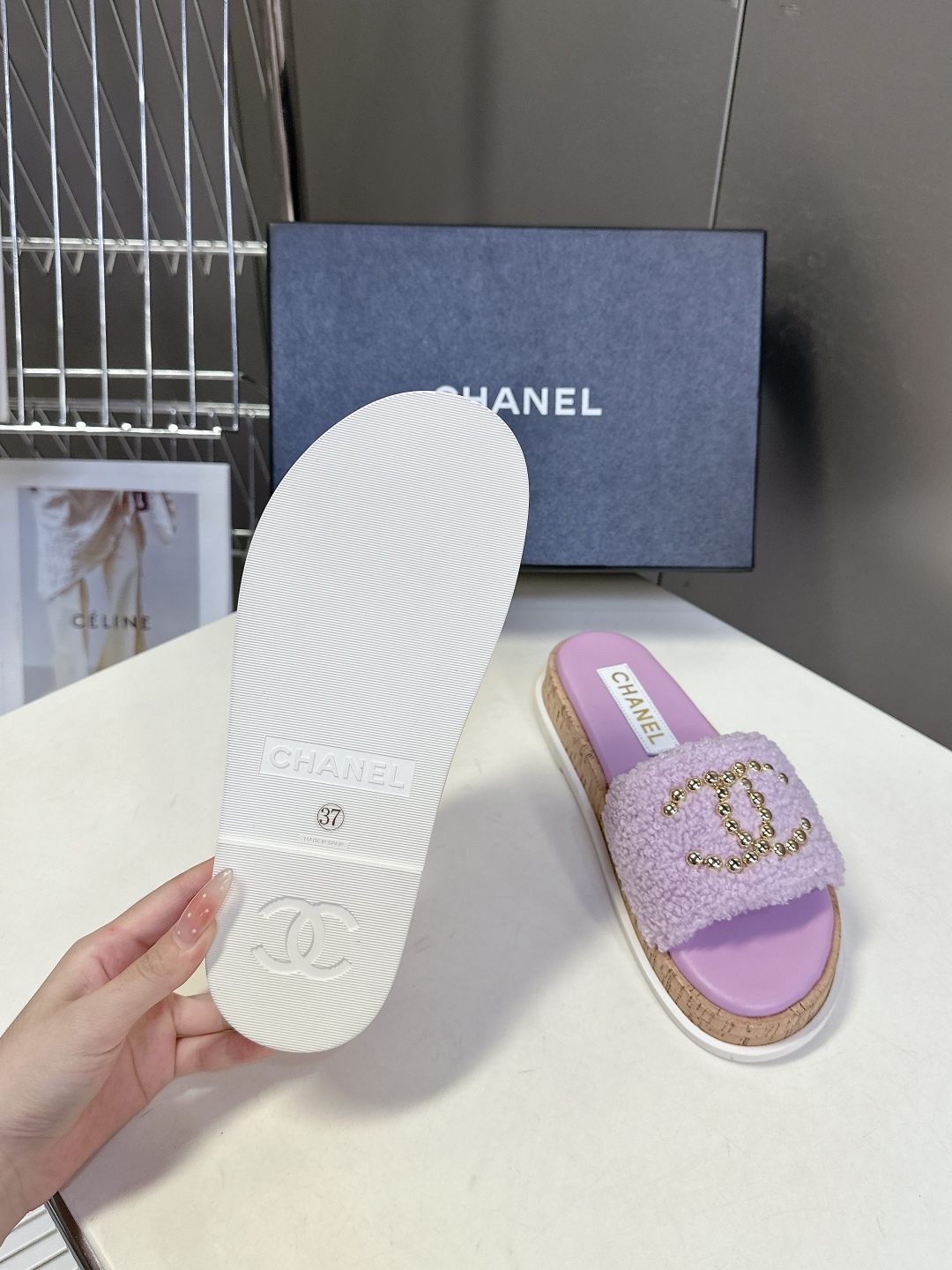  CHANEL香奈儿春夏沙滩厚底双C拖鞋 
  被各大博主点名沙滩拖鞋真的是超级爱了，简约的设计加上双C