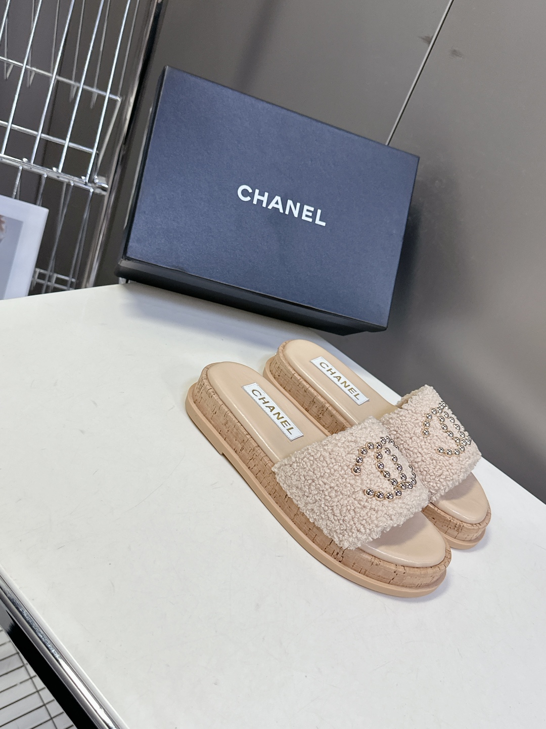  CHANEL香奈儿春夏沙滩厚底双C拖鞋 
  被各大博主点名沙滩拖鞋真的是超级爱了，简约的设计加上双C