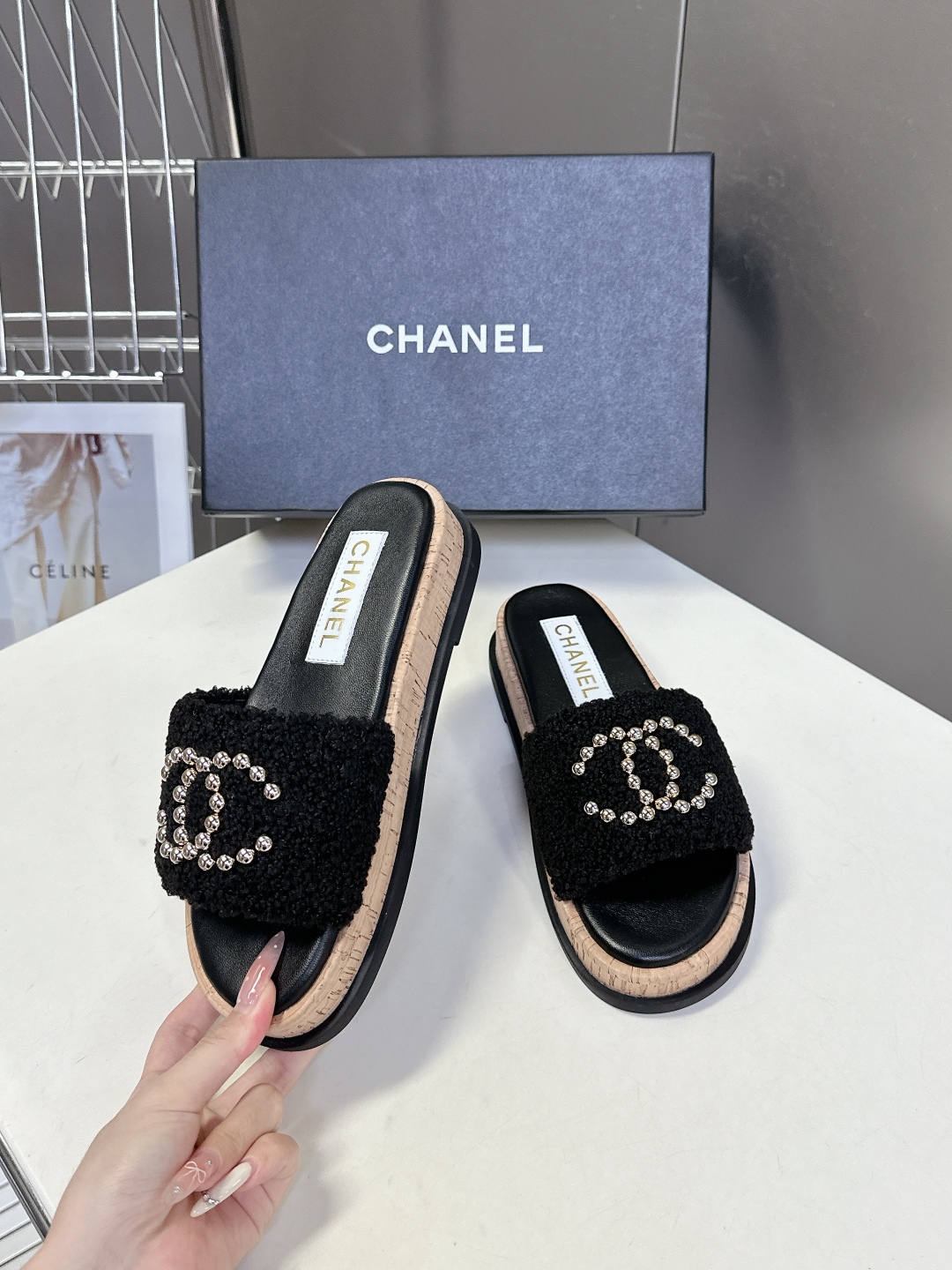  CHANEL香奈儿春夏沙滩厚底双C拖鞋 
  被各大博主点名沙滩拖鞋真的是超级爱了，简约的设计加上双C