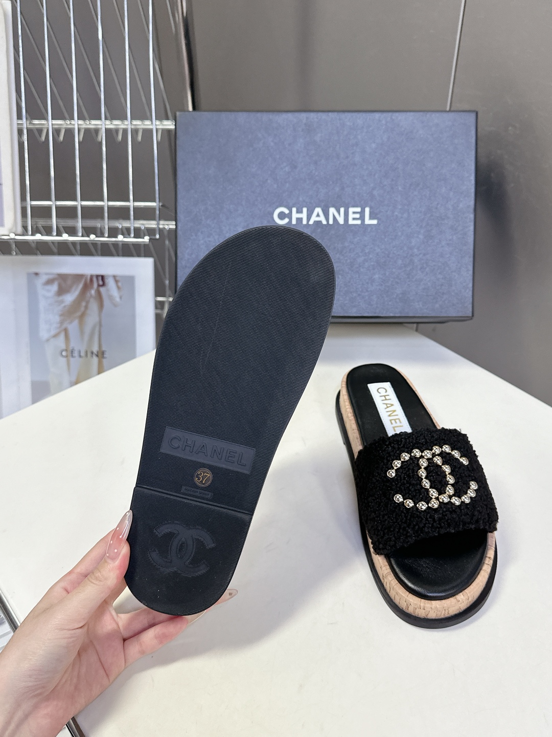 CHANEL香奈儿春夏沙滩厚底双C拖鞋 
  被各大博主点名沙滩拖鞋真的是超级爱了，简约的设计加上双C