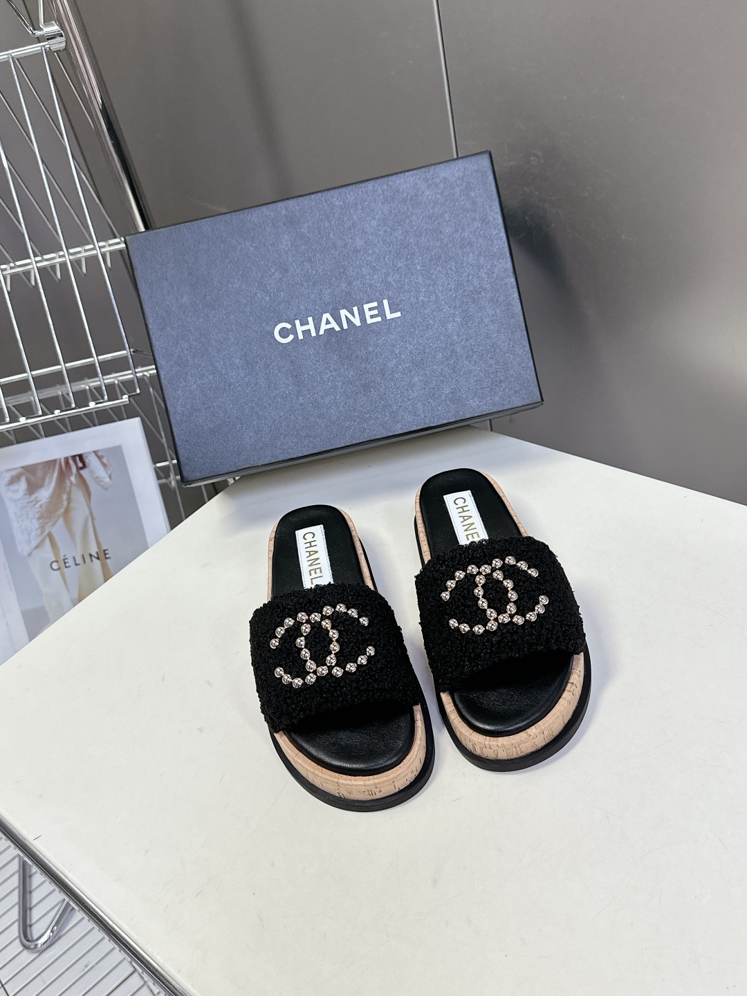  CHANEL香奈儿春夏沙滩厚底双C拖鞋 
  被各大博主点名沙滩拖鞋真的是超级爱了，简约的设计加上双C