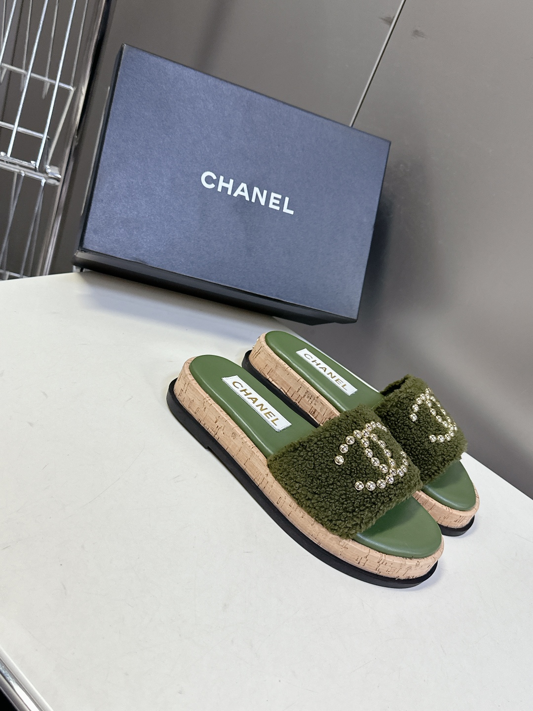  CHANEL香奈儿春夏沙滩厚底双C拖鞋 
  被各大博主点名沙滩拖鞋真的是超级爱了，简约的设计加上双C