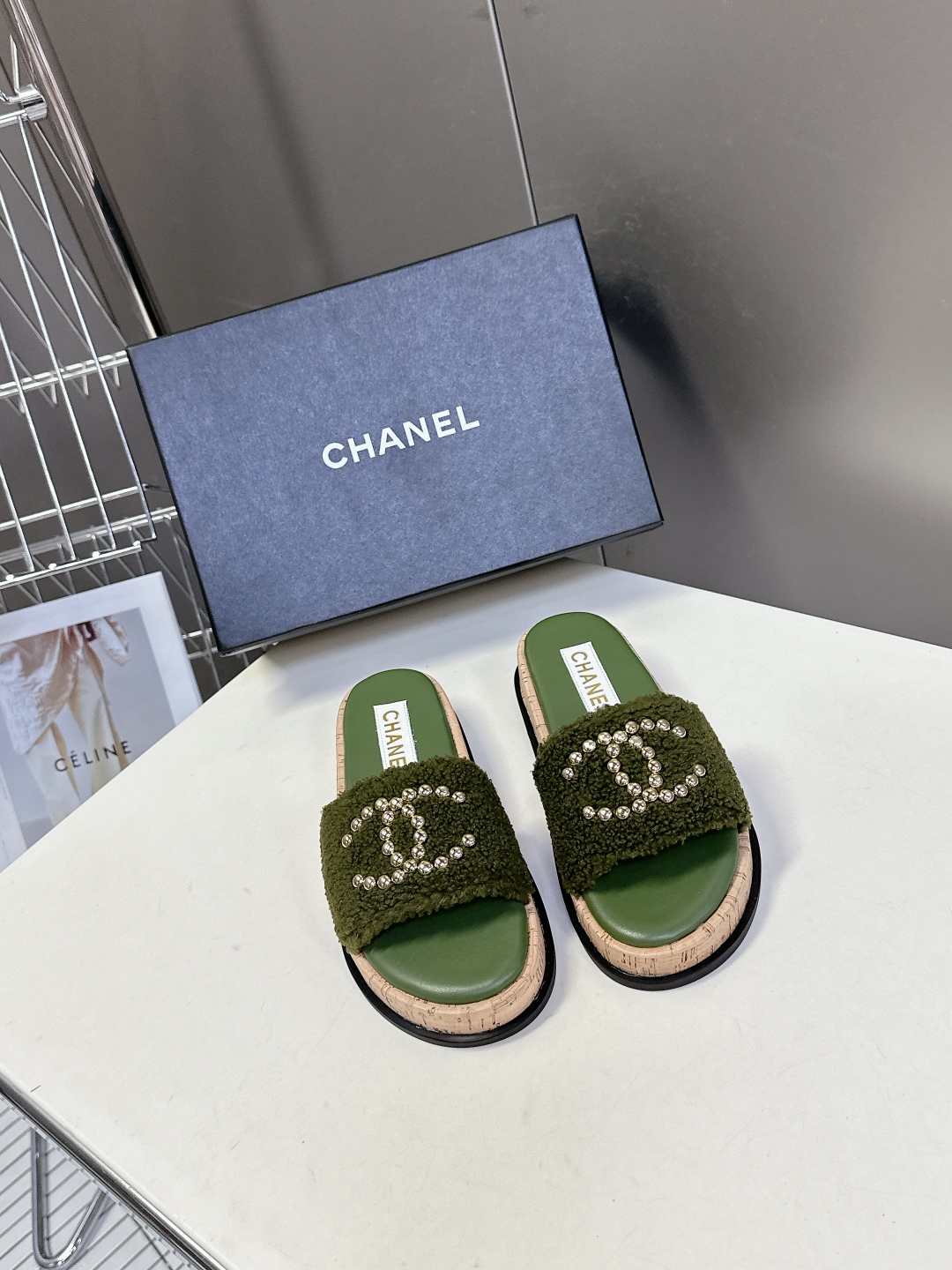 CHANEL香奈儿春夏沙滩厚底双C拖鞋 
  被各大博主点名沙滩拖鞋真的是超级爱了，简约的设计加上双C