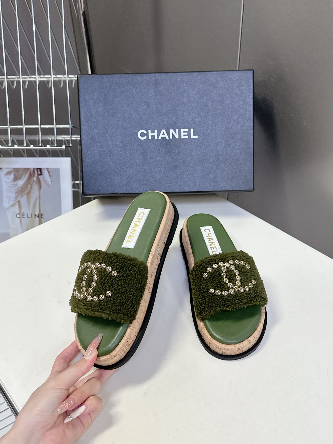  CHANEL香奈儿春夏沙滩厚底双C拖鞋 
  被各大博主点名沙滩拖鞋真的是超级爱了，简约的设计加上双C
