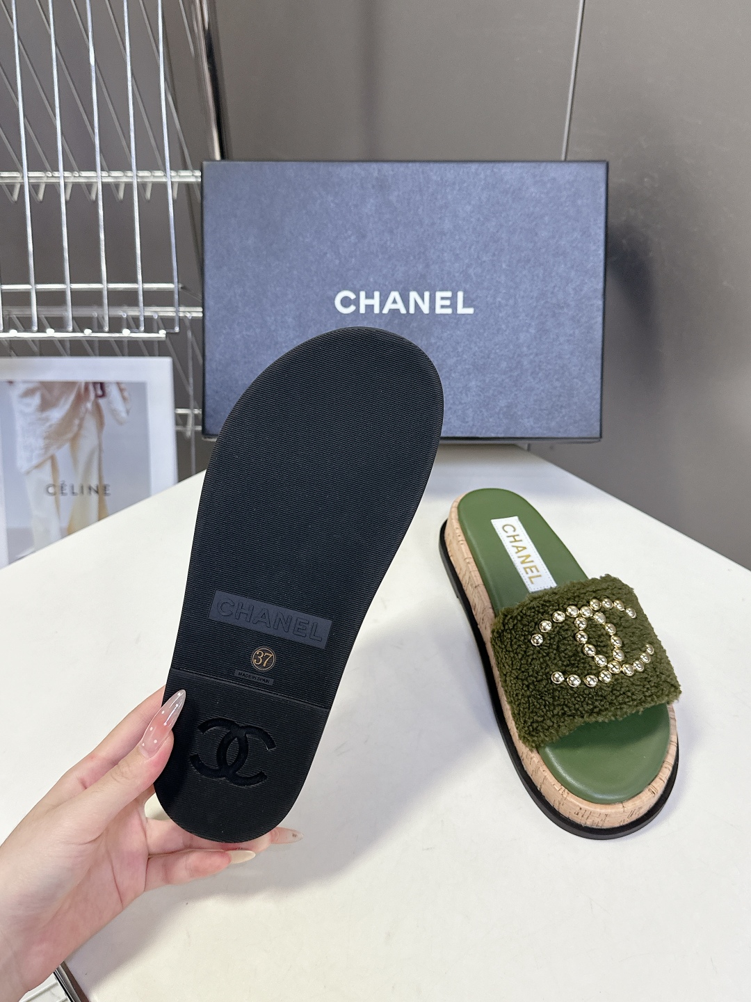  CHANEL香奈儿春夏沙滩厚底双C拖鞋 
  被各大博主点名沙滩拖鞋真的是超级爱了，简约的设计加上双C