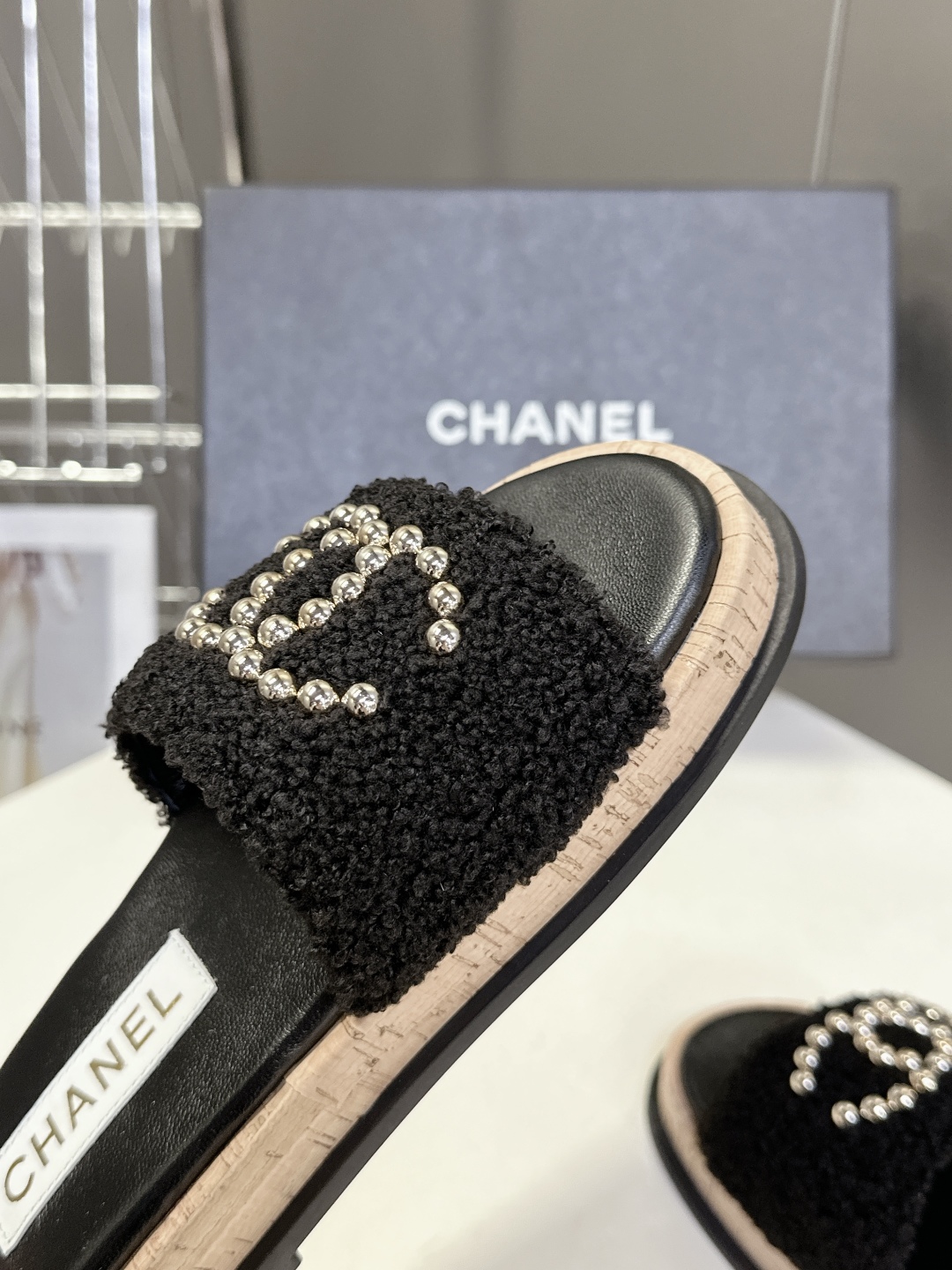  CHANEL香奈儿春夏沙滩厚底双C拖鞋 
  被各大博主点名沙滩拖鞋真的是超级爱了，简约的设计加上双C