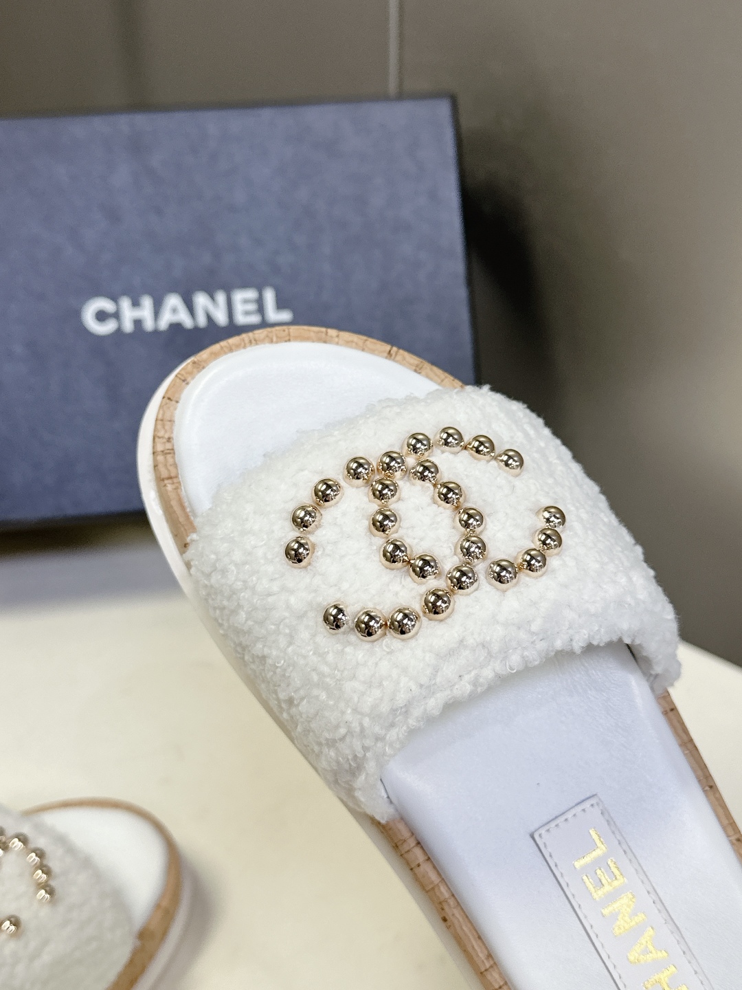  CHANEL香奈儿春夏沙滩厚底双C拖鞋 
  被各大博主点名沙滩拖鞋真的是超级爱了，简约的设计加上双C