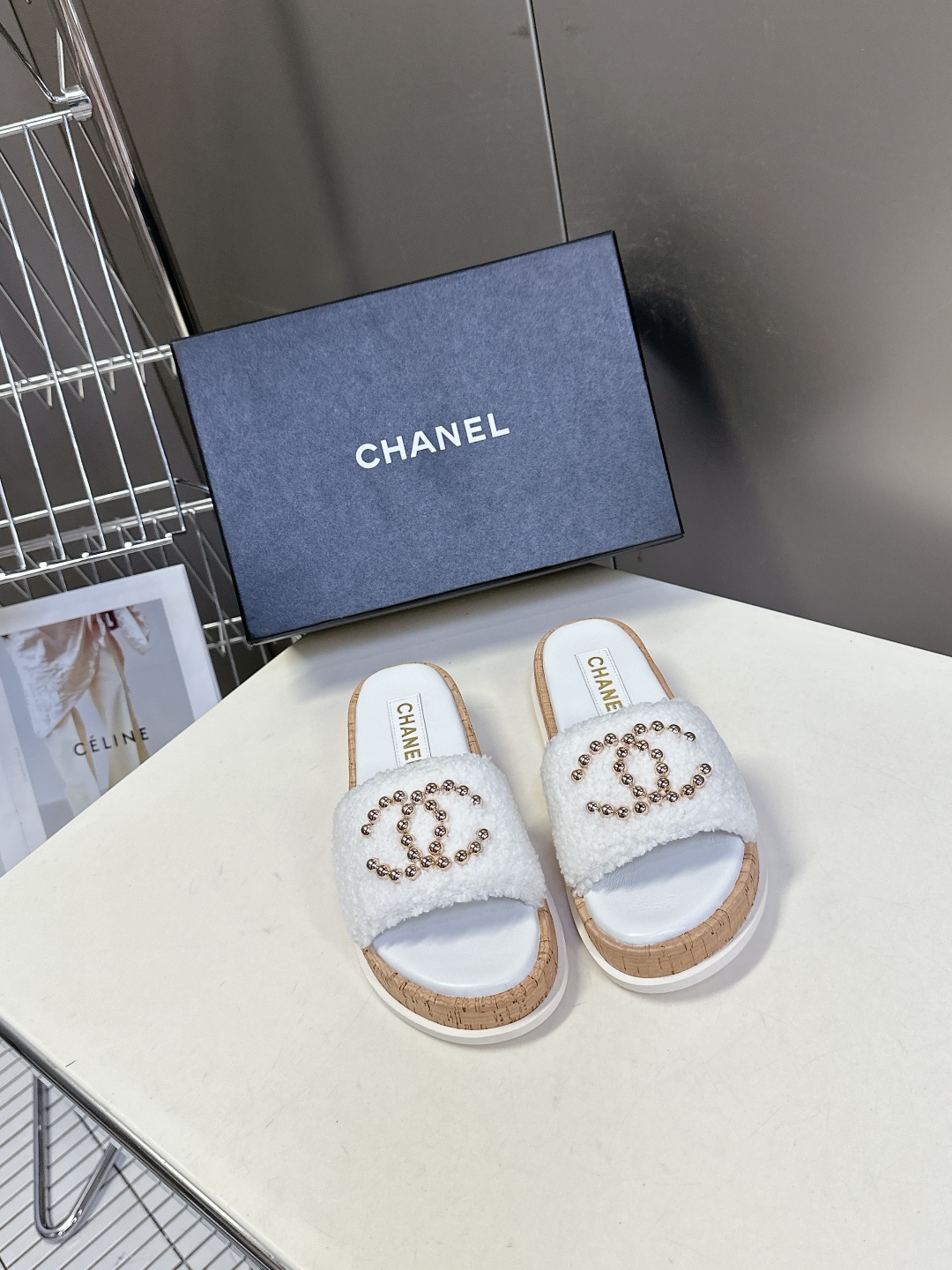  CHANEL香奈儿春夏沙滩厚底双C拖鞋 
  被各大博主点名沙滩拖鞋真的是超级爱了，简约的设计加上双C
