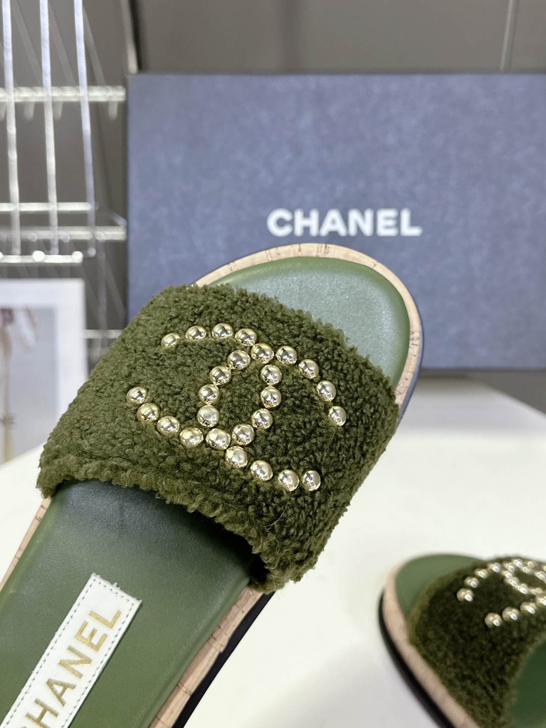  CHANEL香奈儿春夏沙滩厚底双C拖鞋 
  被各大博主点名沙滩拖鞋真的是超级爱了，简约的设计加上双C