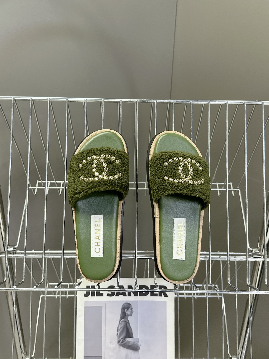  CHANEL香奈儿春夏沙滩厚底双C拖鞋 
  被各大博主点名沙滩拖鞋真的是超级爱了，简约的设计加上双C