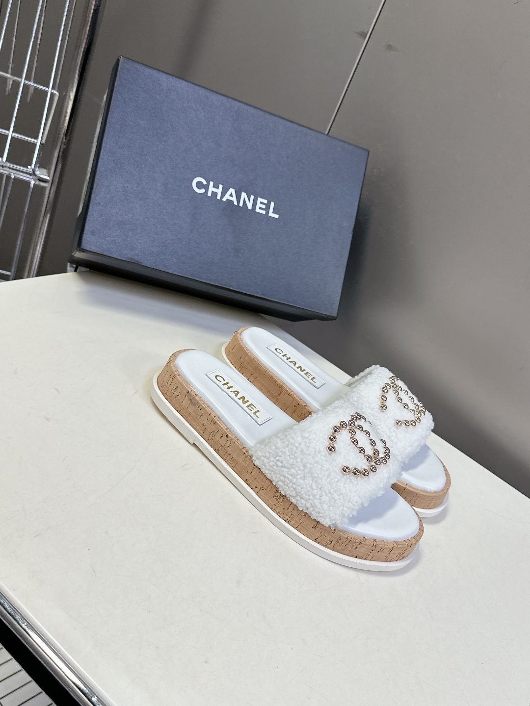  CHANEL香奈儿春夏沙滩厚底双C拖鞋 
  被各大博主点名沙滩拖鞋真的是超级爱了，简约的设计加上双C