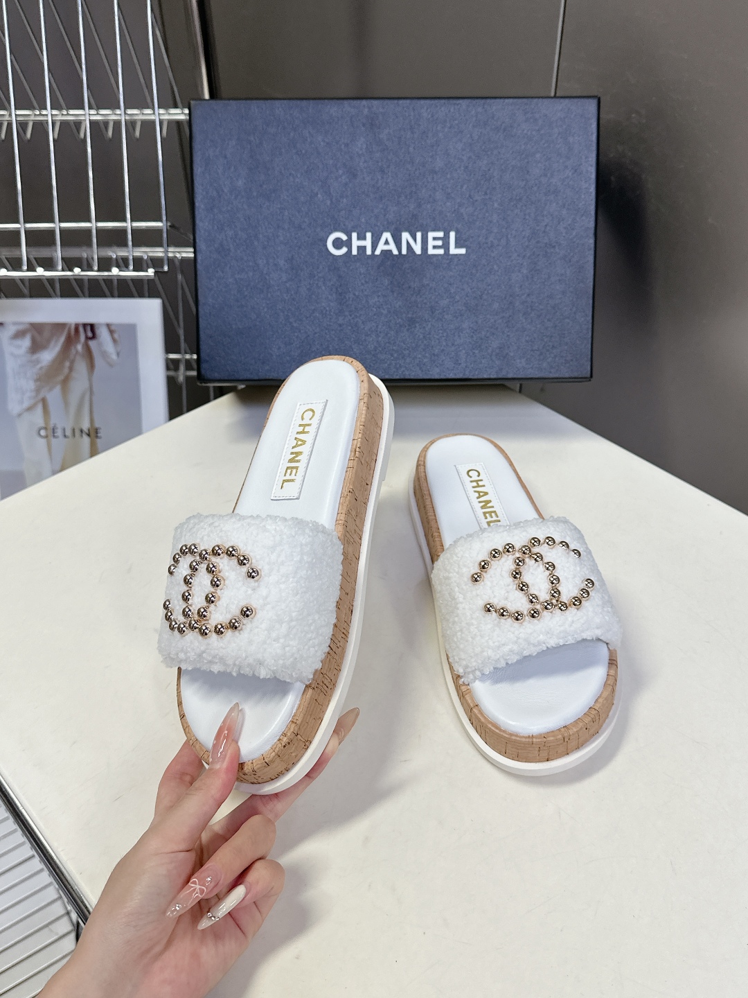  CHANEL香奈儿春夏沙滩厚底双C拖鞋 
  被各大博主点名沙滩拖鞋真的是超级爱了，简约的设计加上双C