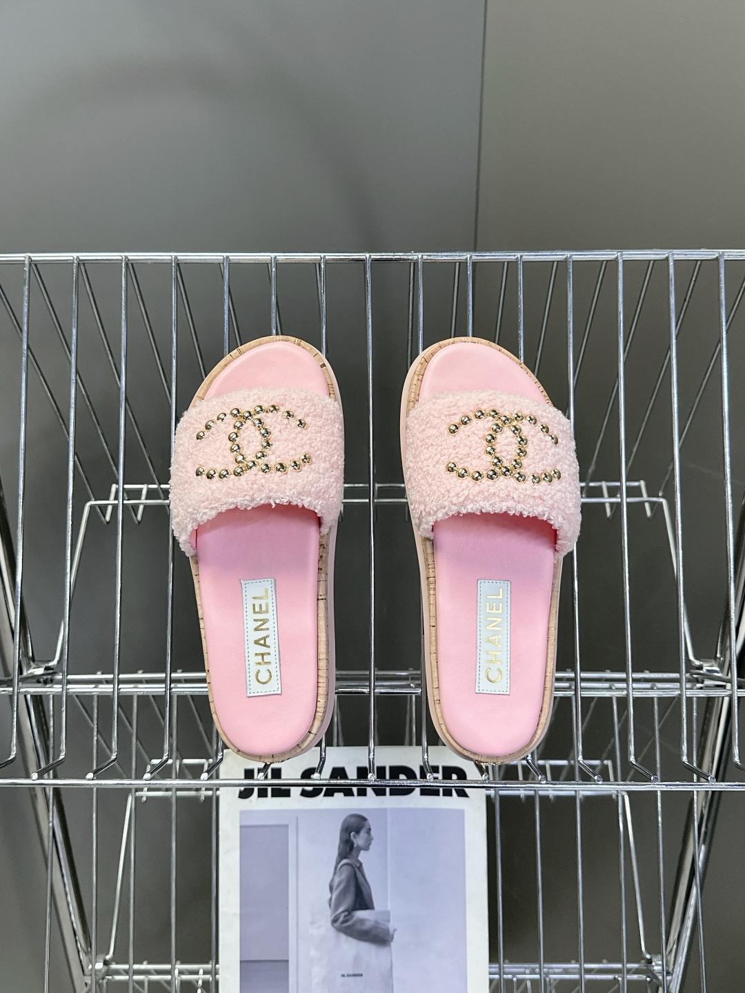  CHANEL香奈儿春夏沙滩厚底双C拖鞋 
  被各大博主点名沙滩拖鞋真的是超级爱了，简约的设计加上双C