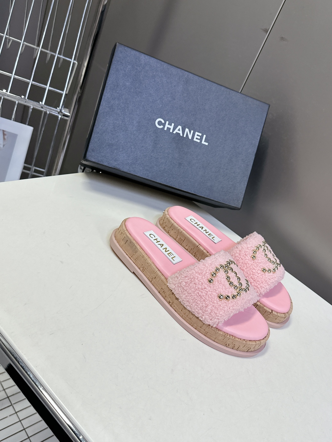  CHANEL香奈儿春夏沙滩厚底双C拖鞋 
  被各大博主点名沙滩拖鞋真的是超级爱了，简约的设计加上双C