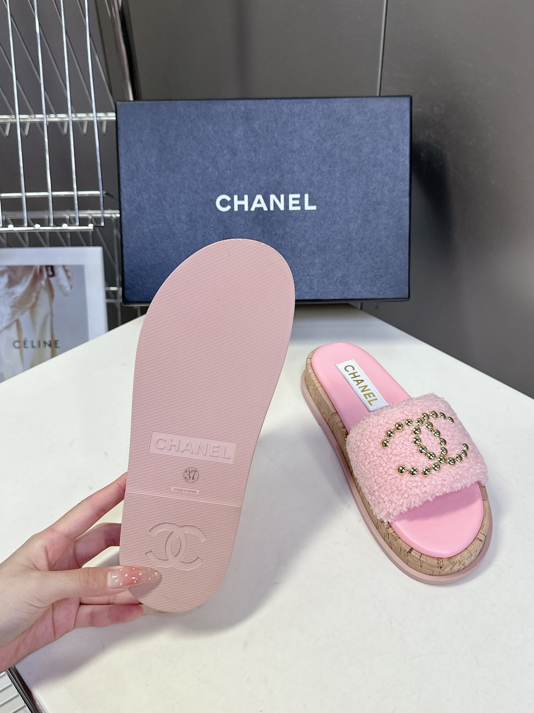  CHANEL香奈儿春夏沙滩厚底双C拖鞋 
  被各大博主点名沙滩拖鞋真的是超级爱了，简约的设计加上双C