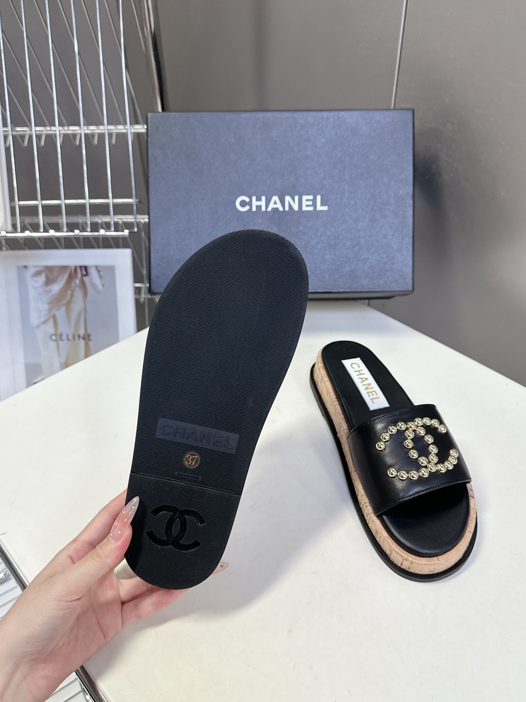  CHANEL香奈儿春夏沙滩厚底双C拖鞋 
  被各大博主点名沙滩拖鞋真的是超级爱了，简约的设计加上双C