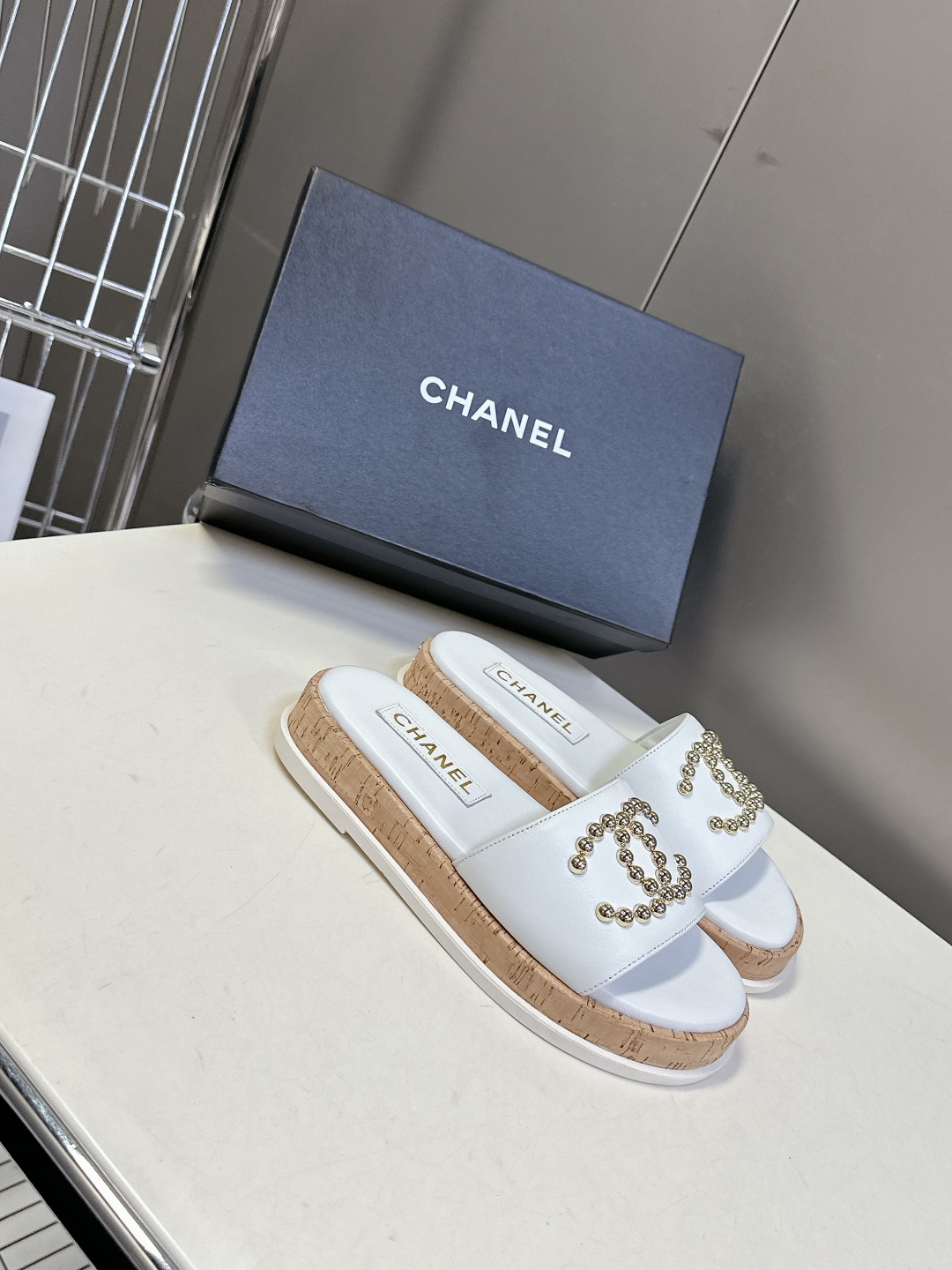  CHANEL香奈儿春夏沙滩厚底双C拖鞋 
  被各大博主点名沙滩拖鞋真的是超级爱了，简约的设计加上双C