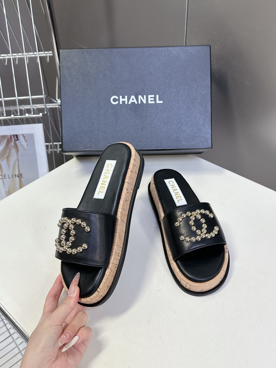  CHANEL香奈儿春夏沙滩厚底双C拖鞋 
  被各大博主点名沙滩拖鞋真的是超级爱了，简约的设计加上双C