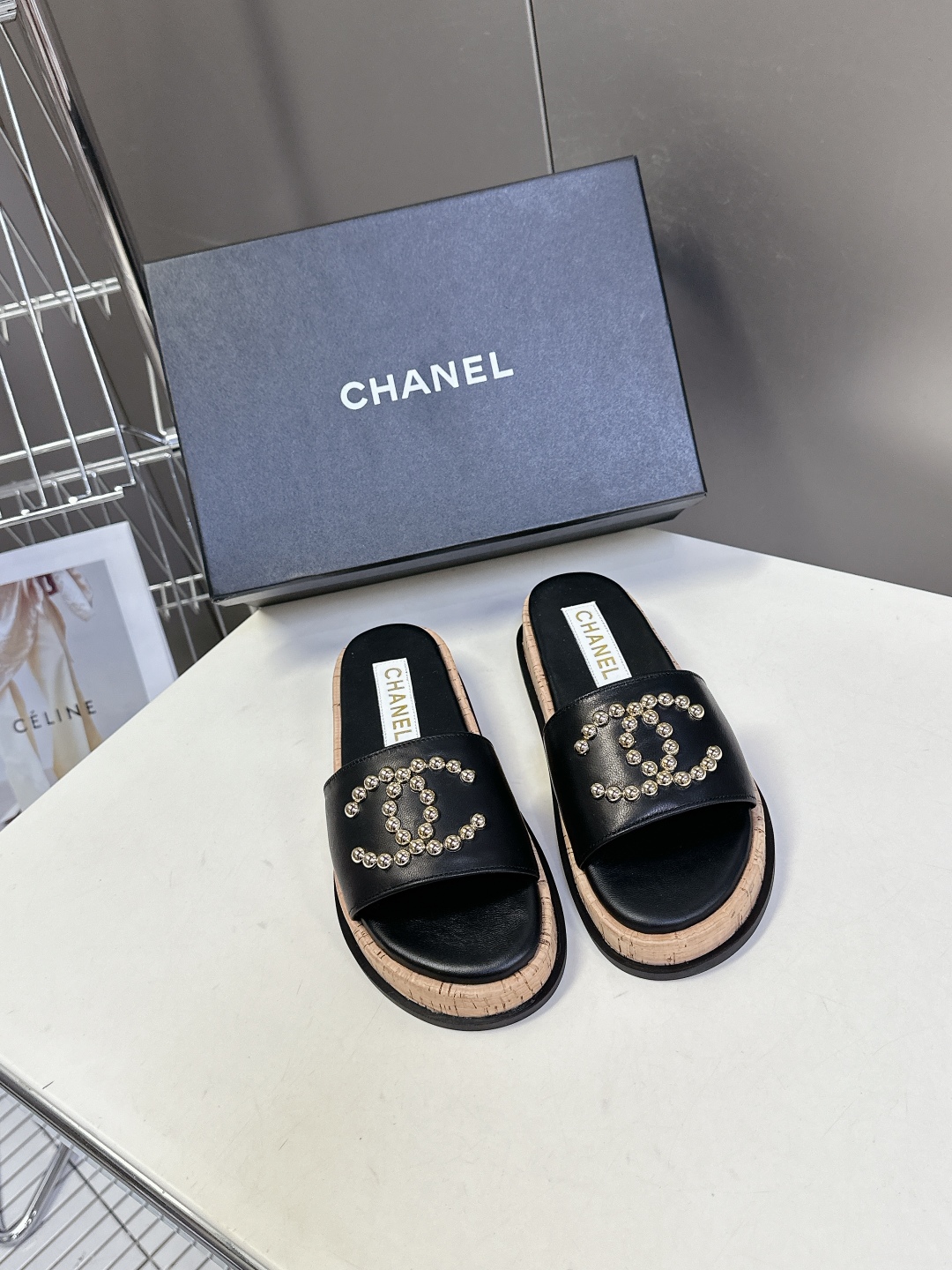  CHANEL香奈儿春夏沙滩厚底双C拖鞋 
  被各大博主点名沙滩拖鞋真的是超级爱了，简约的设计加上双C