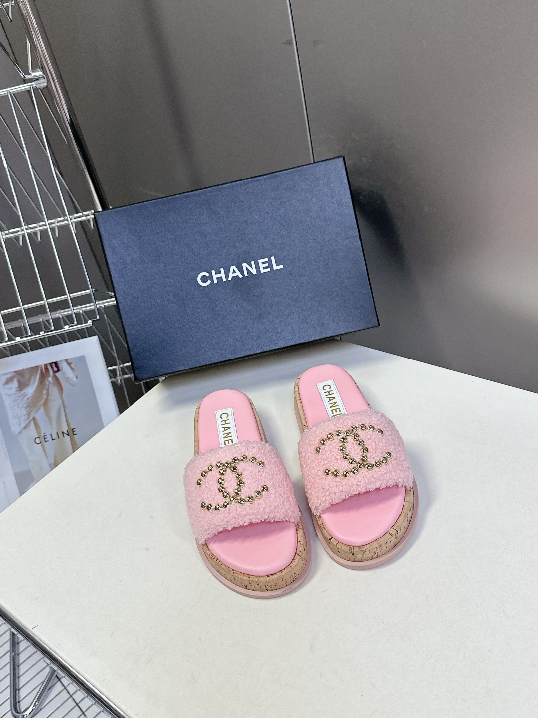  CHANEL香奈儿春夏沙滩厚底双C拖鞋 
  被各大博主点名沙滩拖鞋真的是超级爱了，简约的设计加上双C