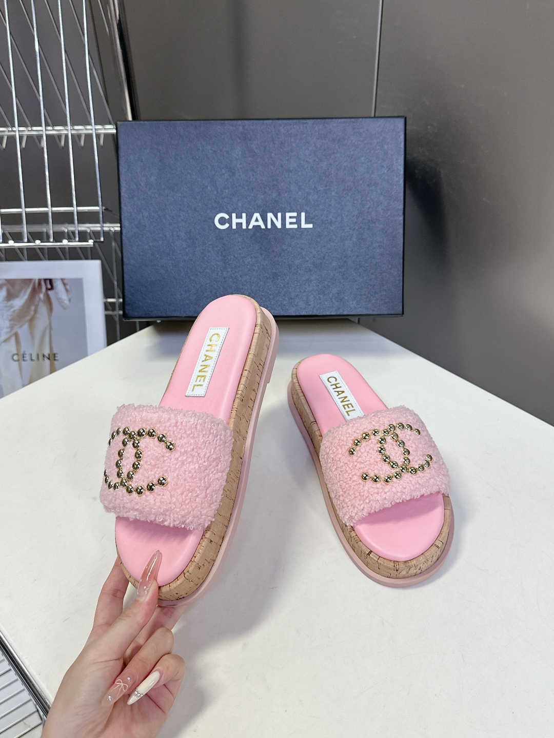 CHANEL香奈儿春夏沙滩厚底双C拖鞋 
  被各大博主点名沙滩拖鞋真的是超级爱了，简约的设计加上双C