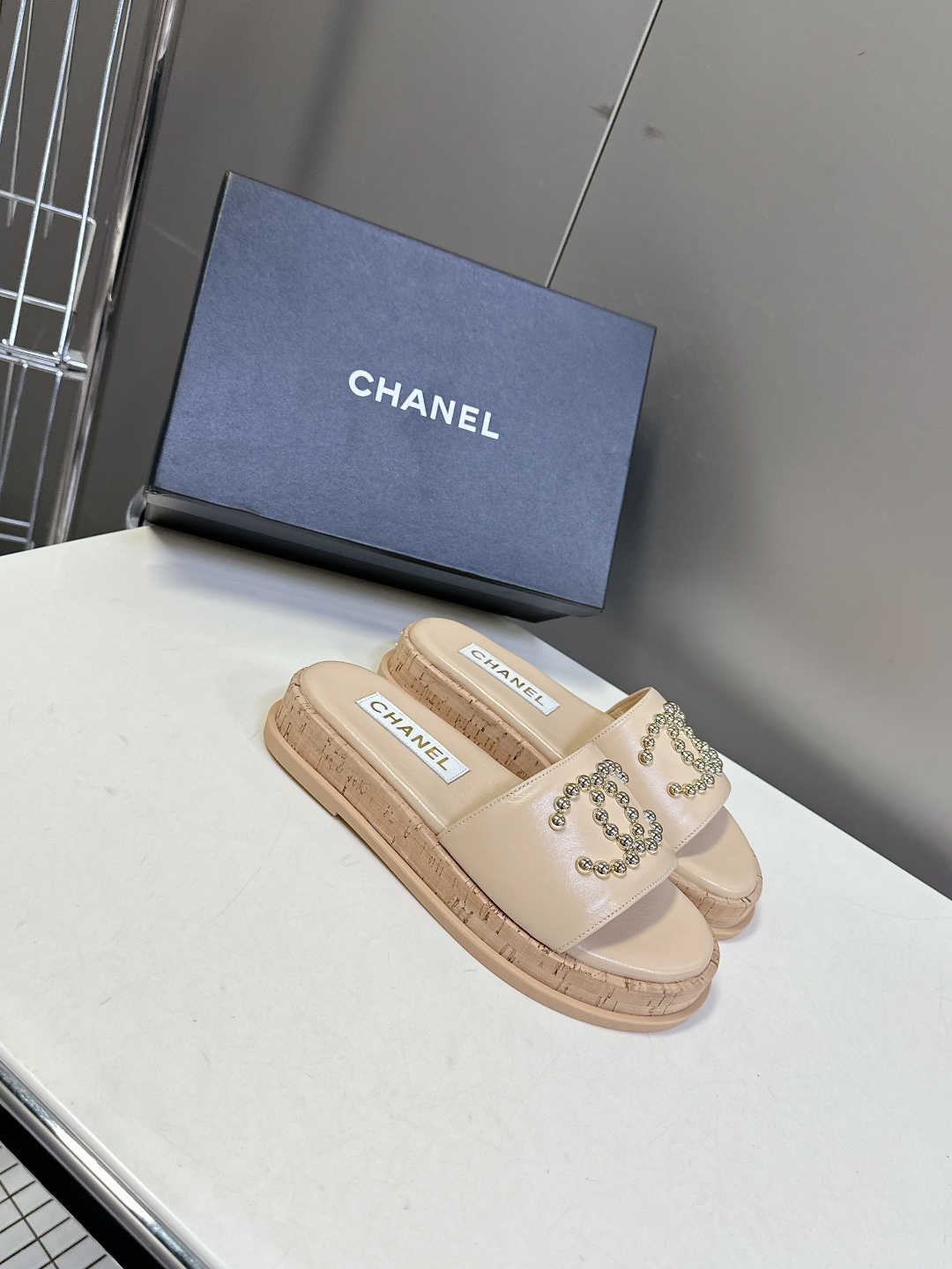  CHANEL香奈儿春夏沙滩厚底双C拖鞋 
  被各大博主点名沙滩拖鞋真的是超级爱了，简约的设计加上双C