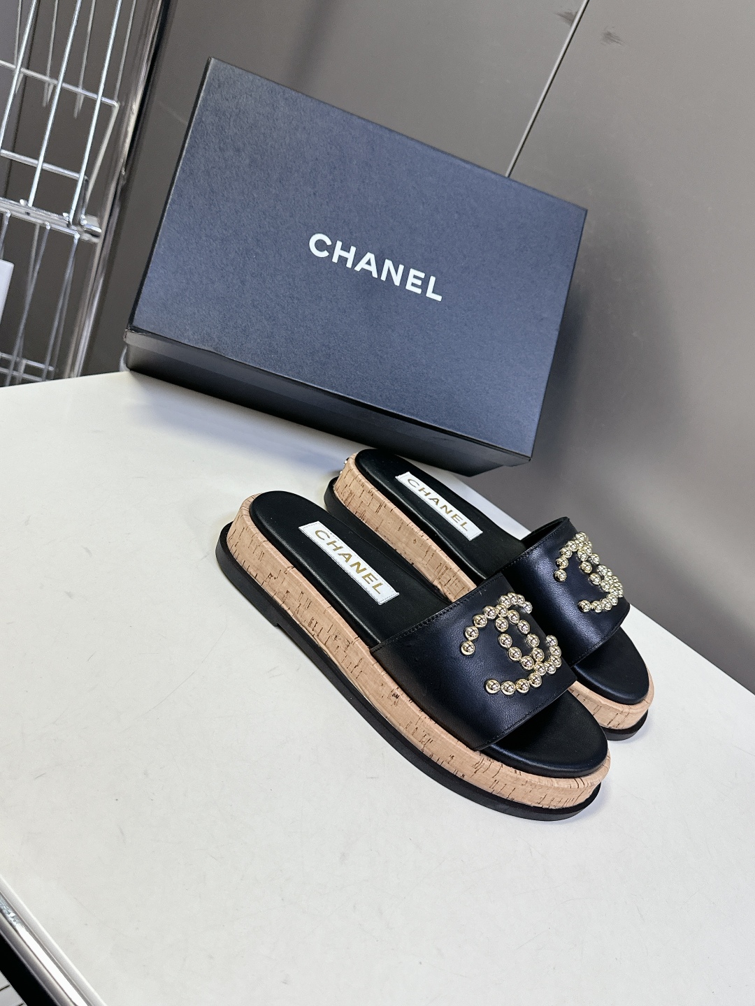  CHANEL香奈儿春夏沙滩厚底双C拖鞋 
  被各大博主点名沙滩拖鞋真的是超级爱了，简约的设计加上双C