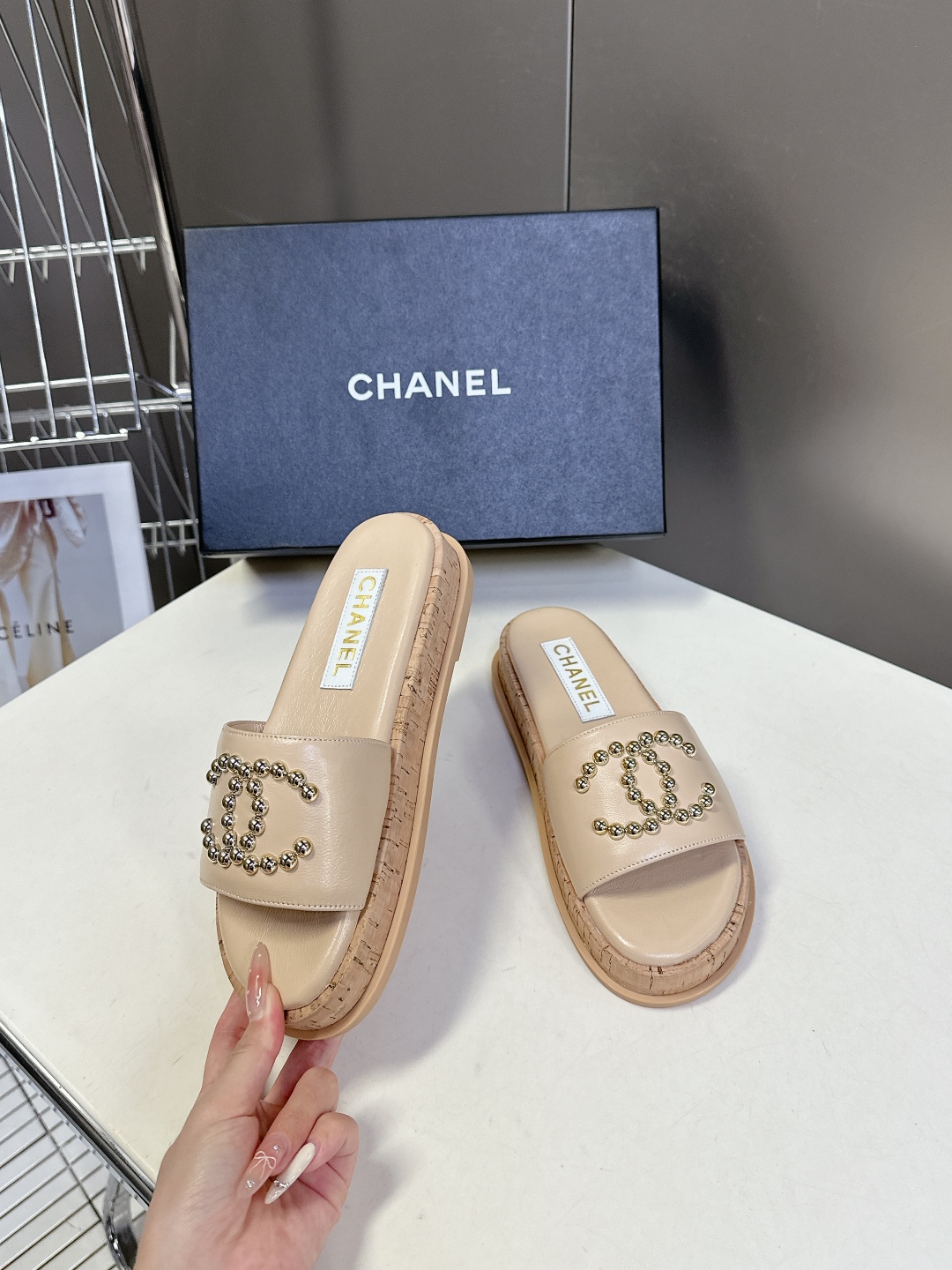  CHANEL香奈儿春夏沙滩厚底双C拖鞋 
  被各大博主点名沙滩拖鞋真的是超级爱了，简约的设计加上双C