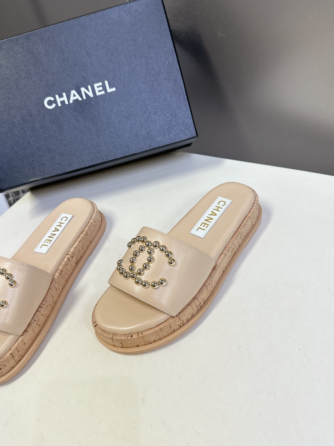  CHANEL香奈儿春夏沙滩厚底双C拖鞋 
  被各大博主点名沙滩拖鞋真的是超级爱了，简约的设计加上双C