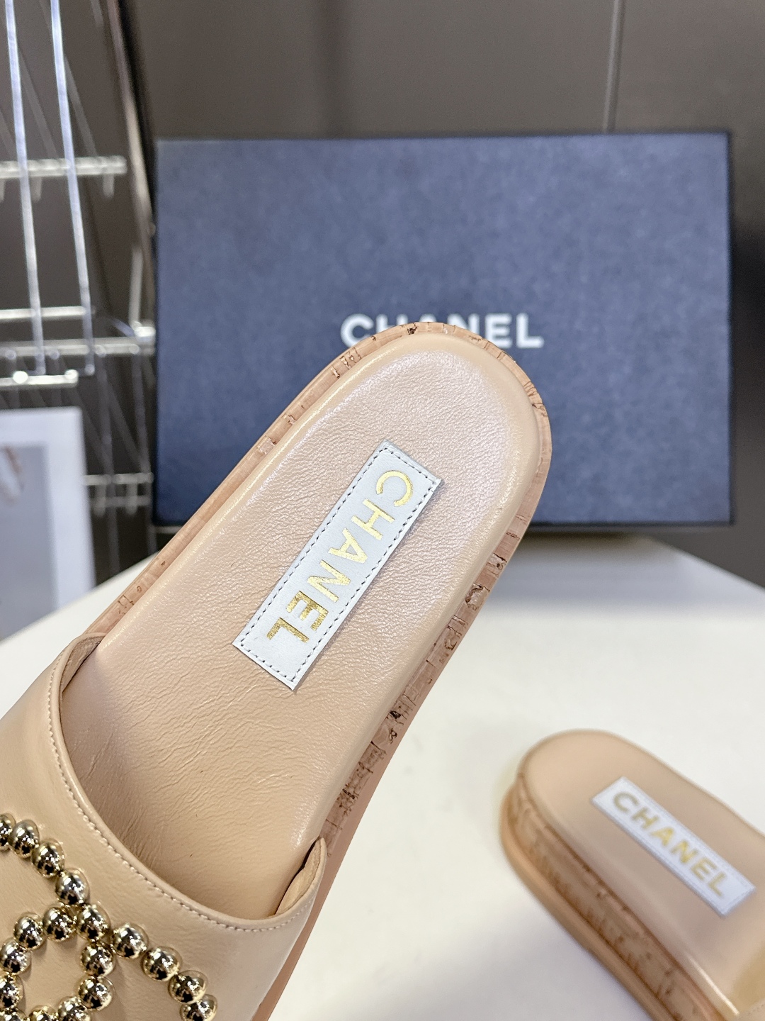  CHANEL香奈儿春夏沙滩厚底双C拖鞋 
  被各大博主点名沙滩拖鞋真的是超级爱了，简约的设计加上双C