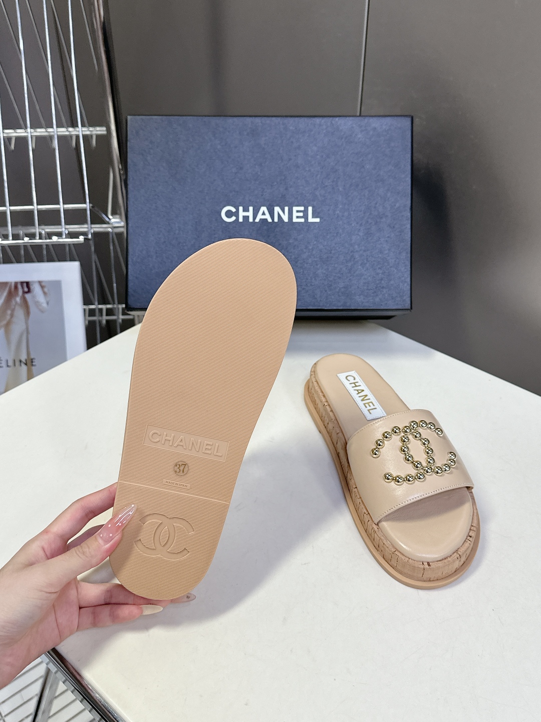  CHANEL香奈儿春夏沙滩厚底双C拖鞋 
  被各大博主点名沙滩拖鞋真的是超级爱了，简约的设计加上双C