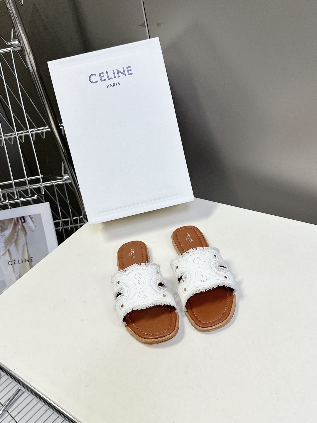  celine思琳春夏最新款复古凯旋门时髦拖鞋夏天搭配袜子 简直绝绝子了‼️复古的点上带上了满分时髦感颜