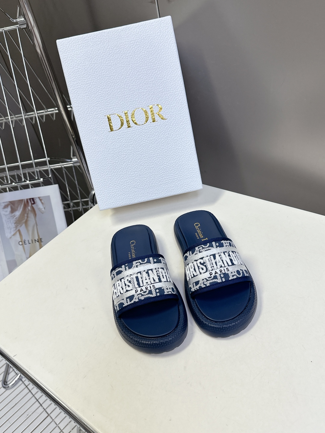  Dior迪奥春夏最新款电绣款拖鞋、超多明星网红种草、夏天必备 专柜正品购入开发 完美复刻细节 经典的版