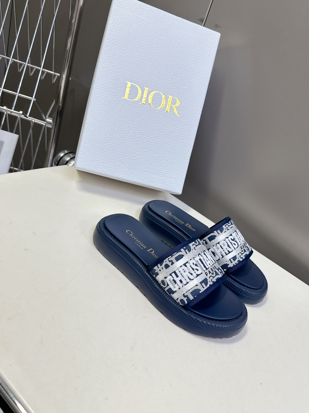  Dior迪奥春夏最新款电绣款拖鞋、超多明星网红种草、夏天必备 专柜正品购入开发 完美复刻细节 经典的版