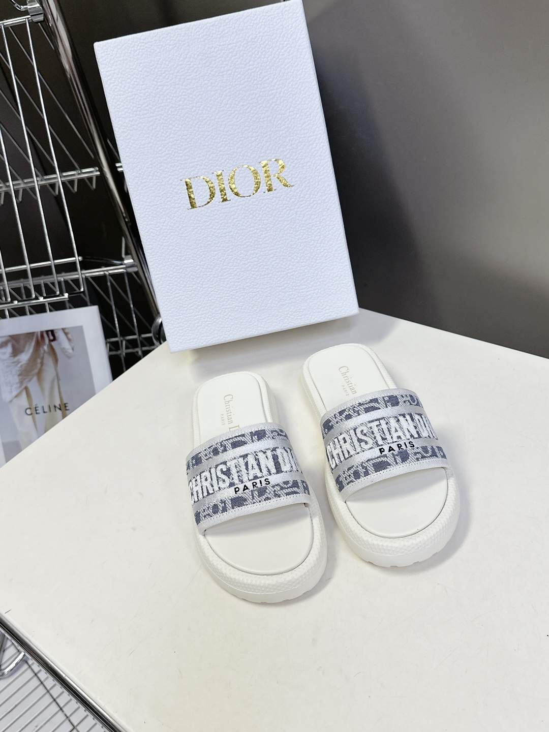  Dior迪奥春夏最新款电绣款拖鞋、超多明星网红种草、夏天必备 专柜正品购入开发 完美复刻细节 经典的版
