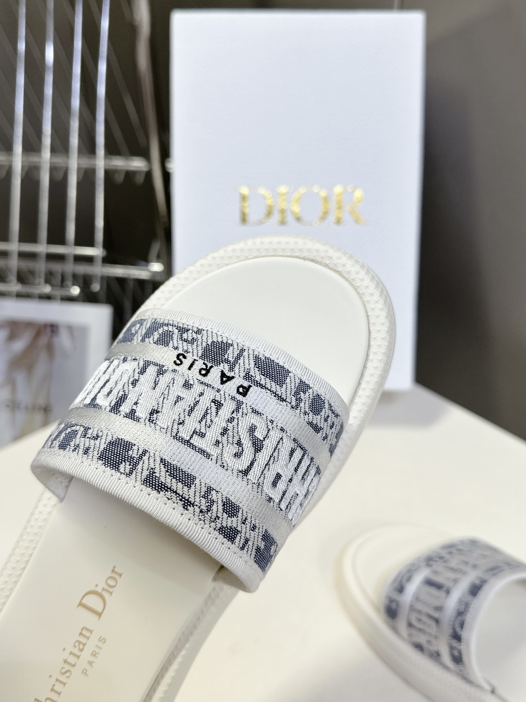  Dior迪奥春夏最新款电绣款拖鞋、超多明星网红种草、夏天必备 专柜正品购入开发 完美复刻细节 经典的版