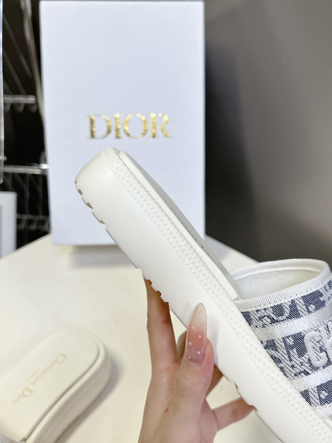  Dior迪奥春夏最新款电绣款拖鞋、超多明星网红种草、夏天必备 专柜正品购入开发 完美复刻细节 经典的版