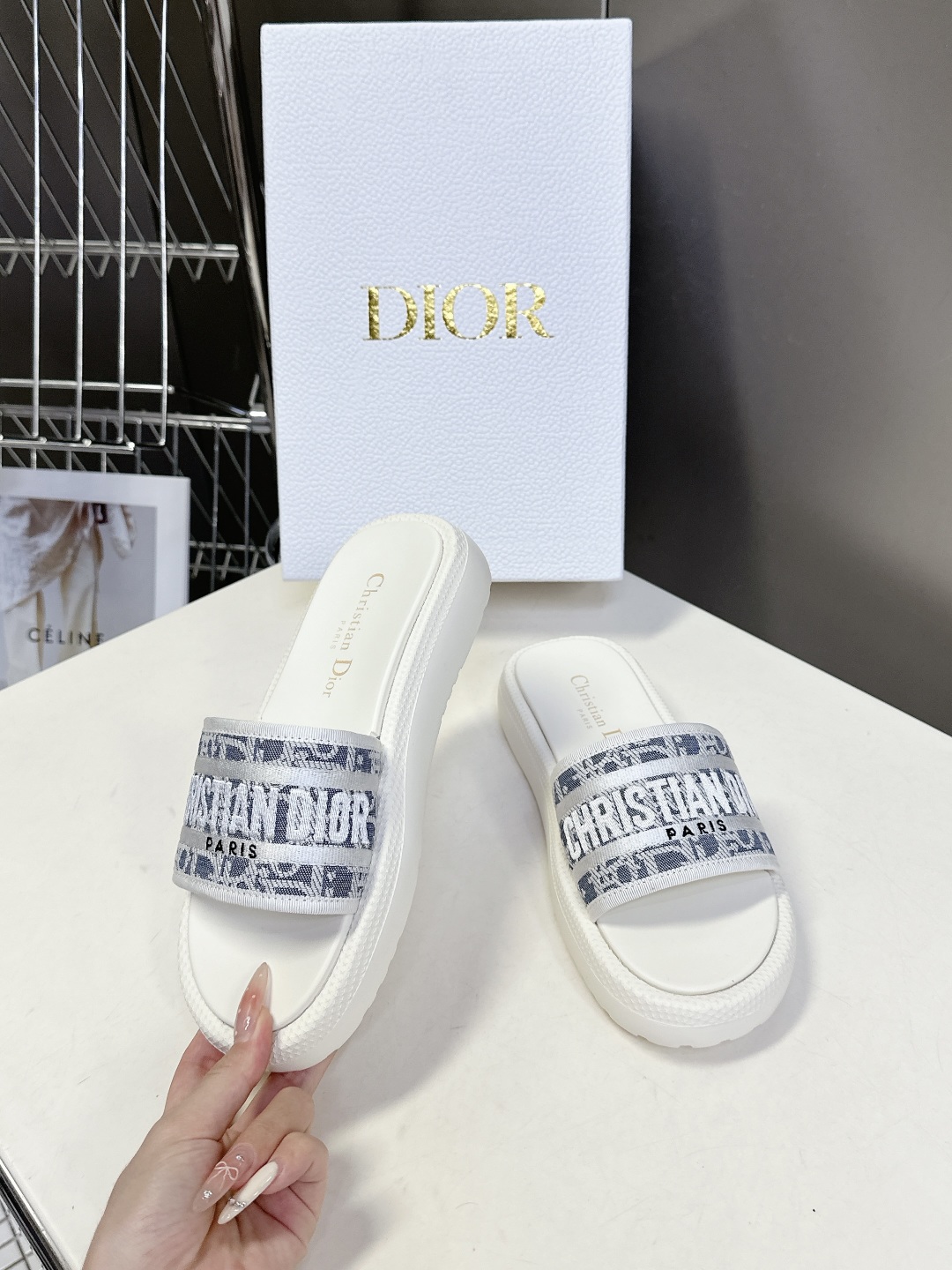  Dior迪奥春夏最新款电绣款拖鞋、超多明星网红种草、夏天必备 专柜正品购入开发 完美复刻细节 经典的版