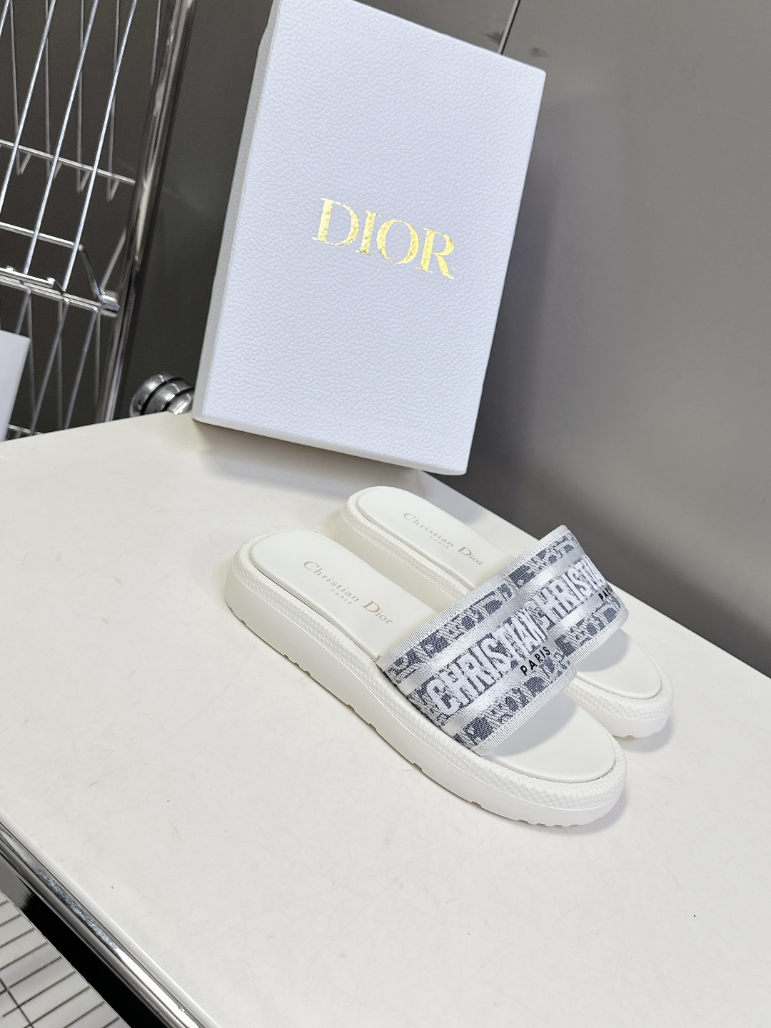  Dior迪奥春夏最新款电绣款拖鞋、超多明星网红种草、夏天必备 专柜正品购入开发 完美复刻细节 经典的版