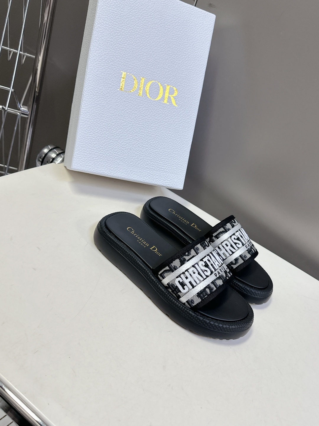  Dior迪奥春夏最新款电绣款拖鞋、超多明星网红种草、夏天必备 专柜正品购入开发 完美复刻细节 经典的版