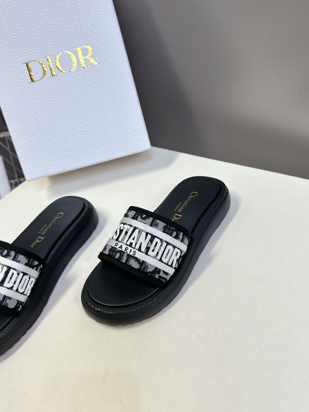  Dior迪奥春夏最新款电绣款拖鞋、超多明星网红种草、夏天必备 专柜正品购入开发 完美复刻细节 经典的版