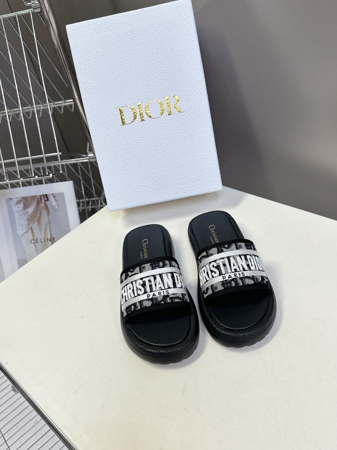  Dior迪奥春夏最新款电绣款拖鞋、超多明星网红种草、夏天必备 专柜正品购入开发 完美复刻细节 经典的版