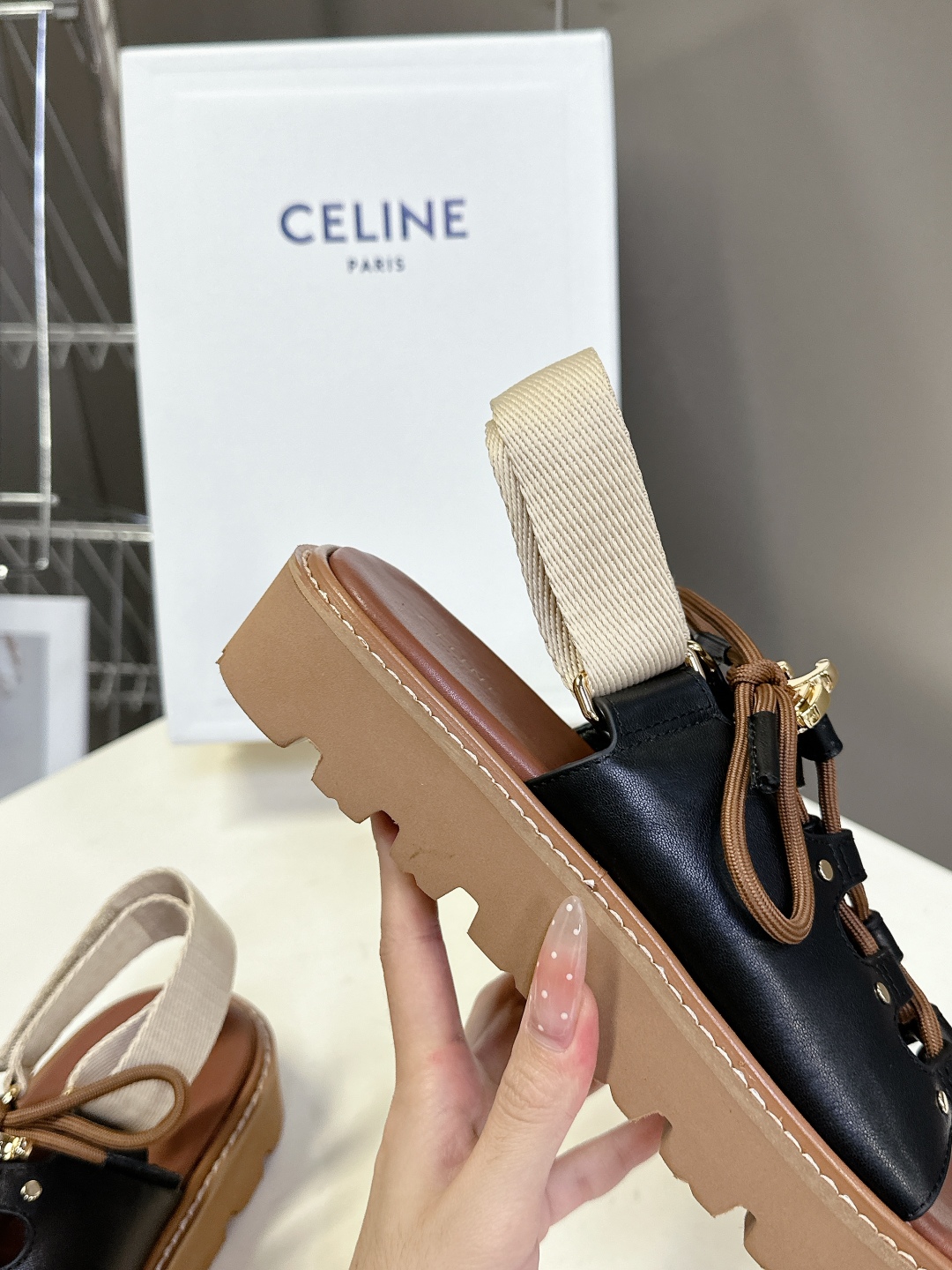  Celine思琳经典春最新爆款沙滩凉鞋夏天搭配袜子，简直绝绝子 复古的点上带上了满分时髦感颜值原版购入