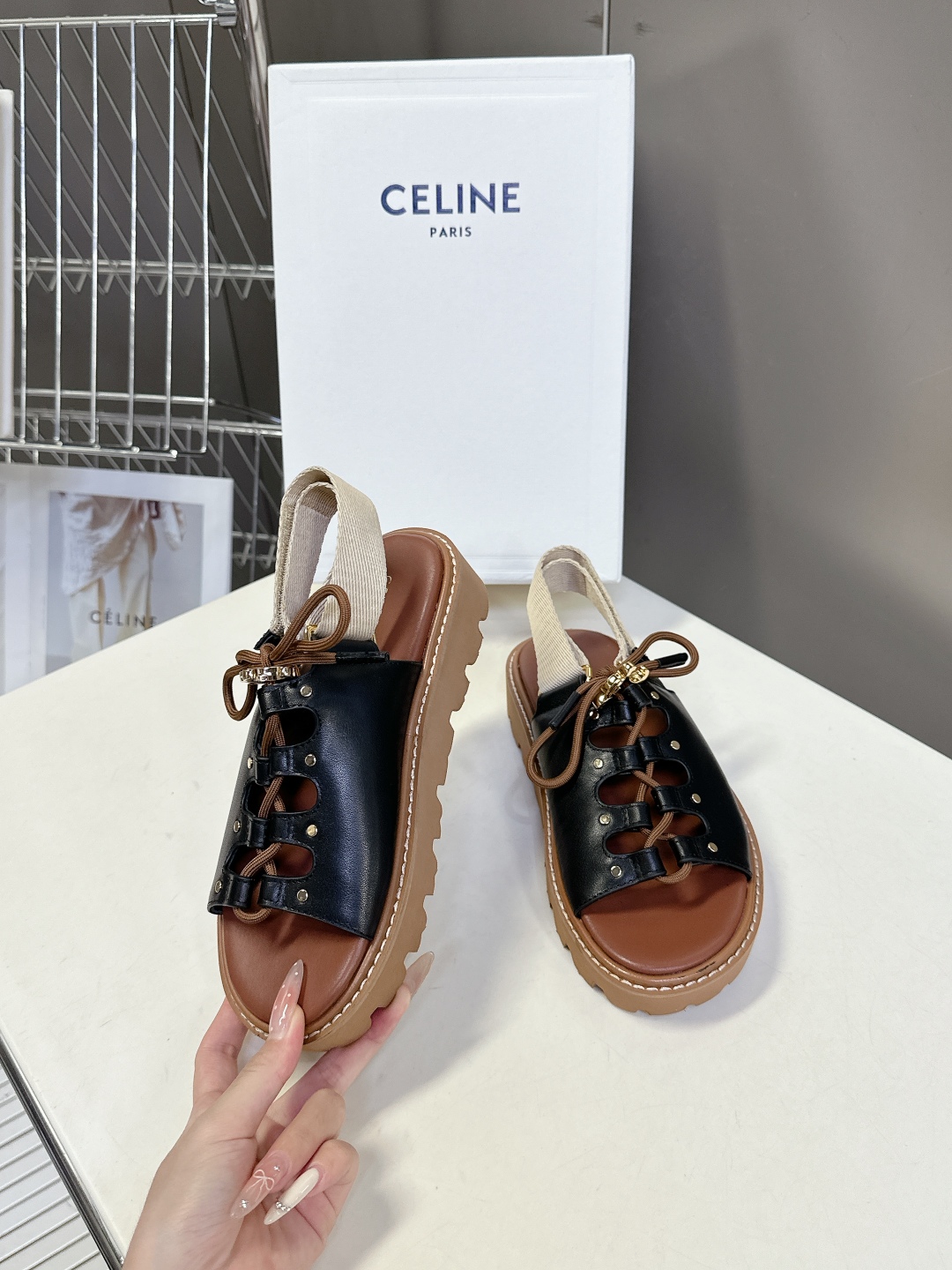 Celine思琳经典春最新爆款沙滩凉鞋夏天搭配袜子，简直绝绝子 复古的点上带上了满分时髦感颜值原版购入