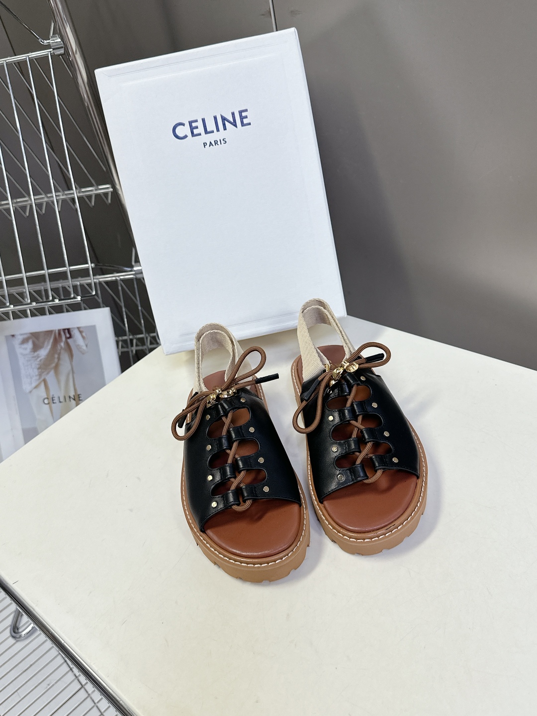  Celine思琳经典春最新爆款沙滩凉鞋夏天搭配袜子，简直绝绝子 复古的点上带上了满分时髦感颜值原版购入