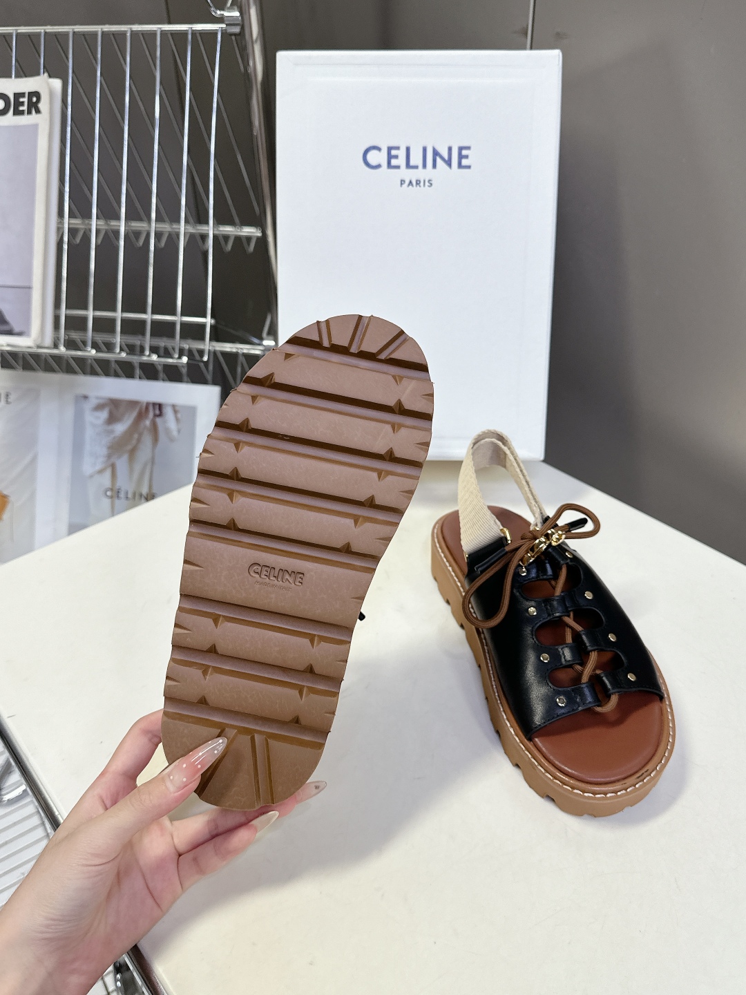  Celine思琳经典春最新爆款沙滩凉鞋夏天搭配袜子，简直绝绝子 复古的点上带上了满分时髦感颜值原版购入