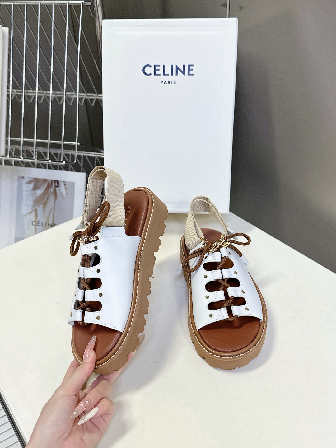  Celine思琳经典春最新爆款沙滩凉鞋夏天搭配袜子，简直绝绝子 复古的点上带上了满分时髦感颜值原版购入