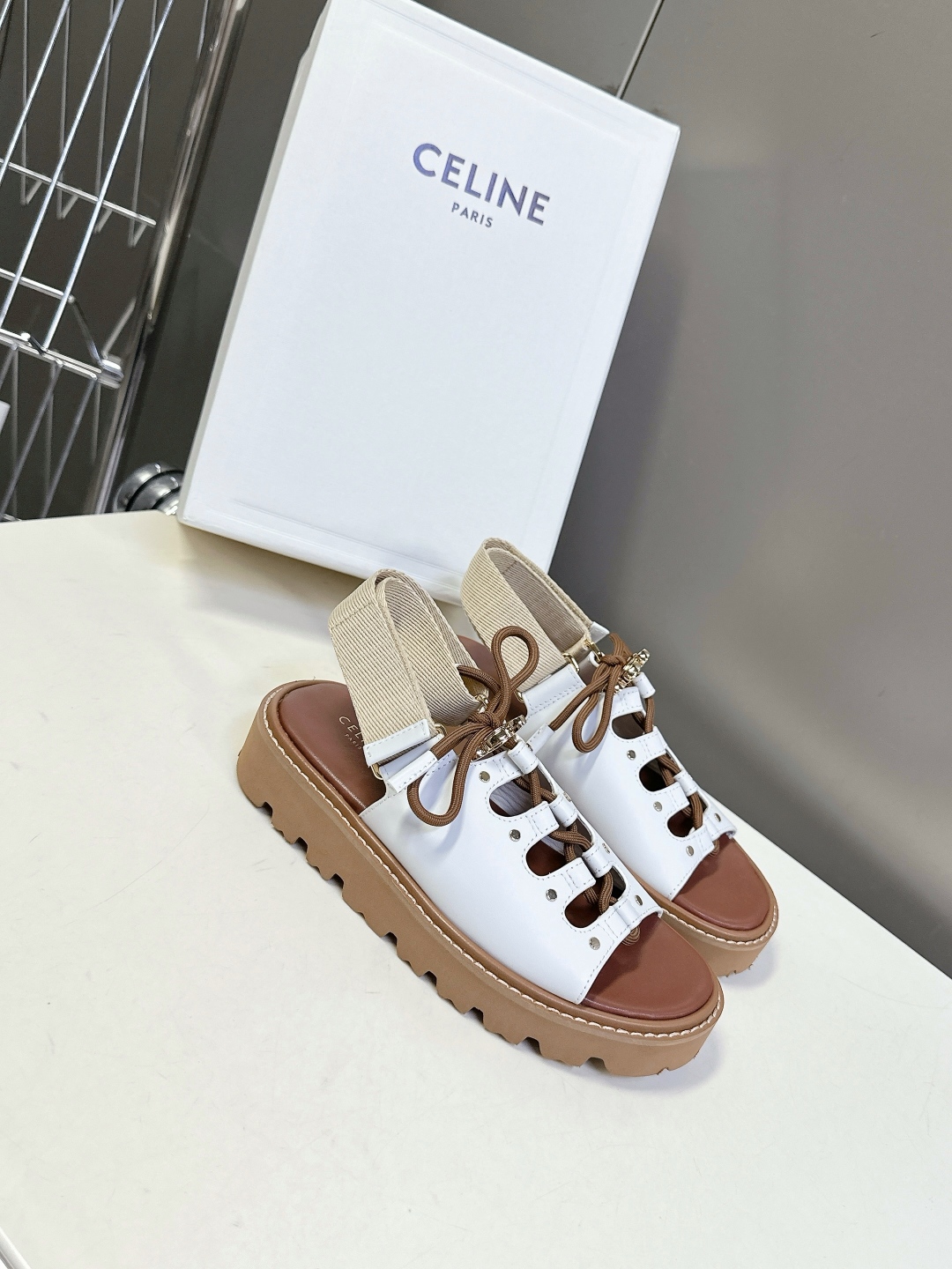  Celine思琳经典春最新爆款沙滩凉鞋夏天搭配袜子，简直绝绝子 复古的点上带上了满分时髦感颜值原版购入